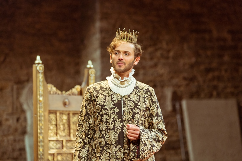 File:Henry II – Robert Annus. Anouilh’ „Becket ehk Jumala au“. (Eesti Dramaateater, 2016)_foto-siimvahur.jpg